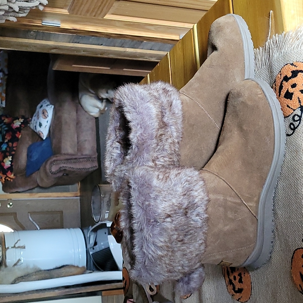 MINNETONKA BOOTS, 10, Tan Suede/Fur lining